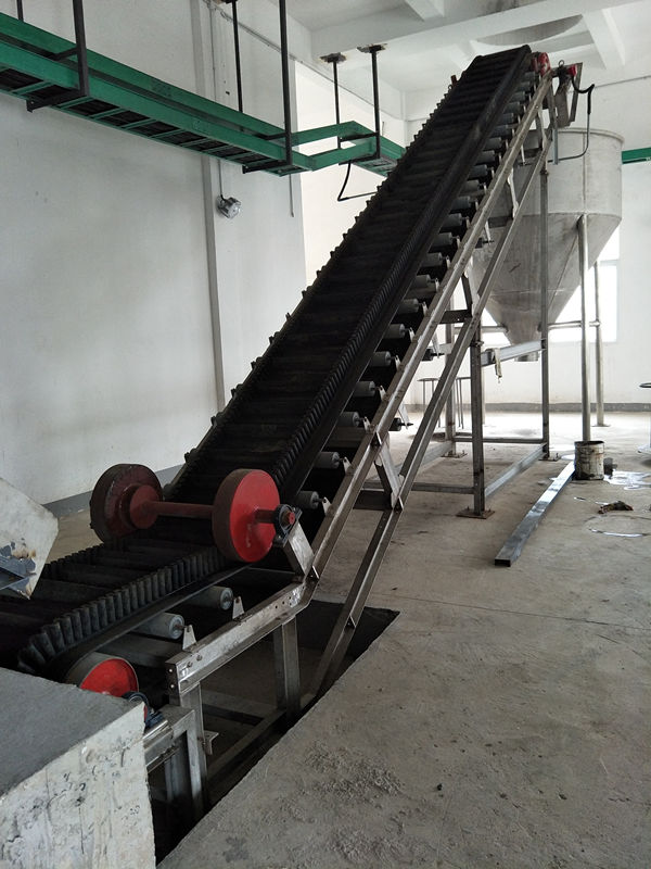 江西鋰電池廠大傾角皮帶（dài）機
